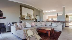 巴利托Tinley Manor Beachfront KSV1的客厅配有白色沙发和镜子
