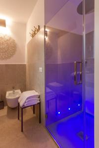 马泰拉Casa Vacanze Otium的一间带玻璃淋浴和水槽的浴室
