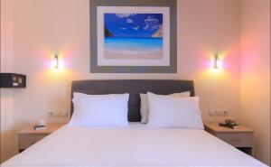 萨尔蒂Das Maistrali 1的一间卧室配有一张带白色床单和两盏灯的床。