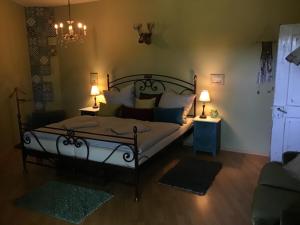 Illingenle mignon的一间卧室配有一张带两盏灯和两张地毯的床。