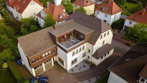巴特德里堡Haus Eyers的享有大型白色房屋顶部景致,设有屋顶