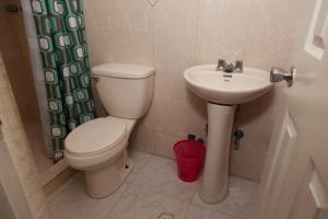 巴拿马城图瑞斯提可库巴酒店的一间带卫生间和水槽的浴室
