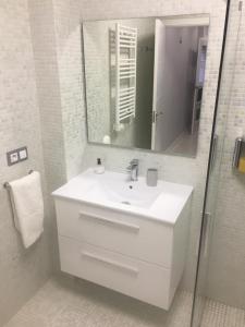 梅里达Apartamento Ausonio 2 dormitorios的白色的浴室设有水槽和镜子