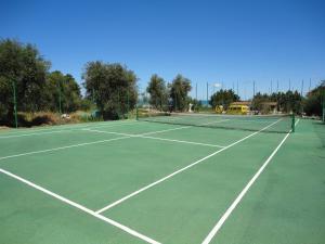 罗迪-加尔加尼科Residence Parco del Sole的网球场,上面有两顶网球网