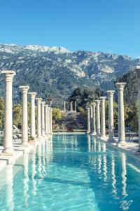 索列尔芬卡卡斯桑特酒店的一座拥有柱子和蓝色海水的游泳池