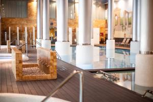 帕尔马海滩普拉亚德帕尔马套房＆Spa集团酒店的大楼中央一个带长凳的游泳池
