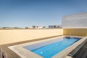 赫雷斯-德拉弗龙特拉Eurostars Asta Regia Jerez的建筑物屋顶上的游泳池