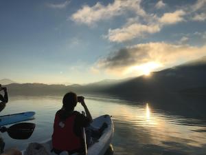 鱼池乡勺光-188的划皮艇拍摄日落景象的人