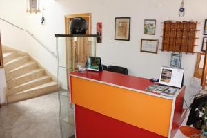 迪迪姆Ozge Pansiyon的楼梯间里的一个红色和橙色的柜台