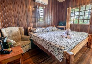 卡维塔Cabinas Arrecife的一间卧室配有一张床和一把椅子