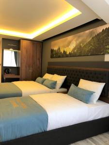 乌宗欧纳尔汽车旅馆的酒店客房设有两张床,墙上挂有绘画作品