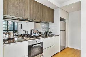 Stylish Waterfront Apartment With Docklands Views的厨房或小厨房