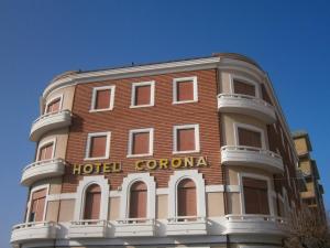 泰尔莫利克罗娜酒店的建筑一侧的酒店冠状物标志