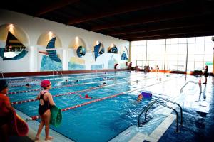 托雷拉韦加托雷斯波特酒店的一群人在游泳池游泳