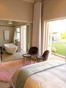 约翰内斯堡Maison Jacaranda的一间卧室设有带浴缸和浴缸的浴室