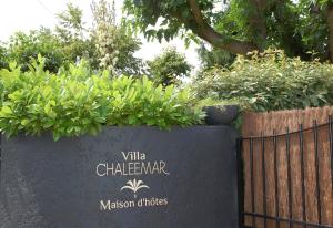 布吕热Villa Chaleemar的花花花花的花岗岩标志