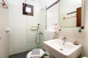 波托什Pension Aldebaran的一间带水槽、卫生间和镜子的浴室