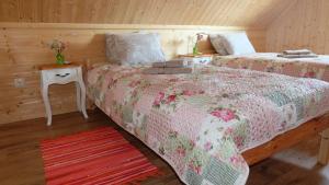 TahulaTahula Puhkemaja的一间卧室配有两张床,还有一个床头柜和一张桌子