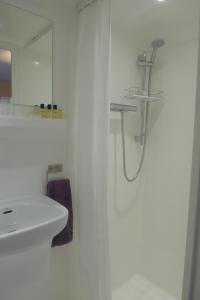 纽黑文Sunrise的白色的浴室设有水槽和淋浴。