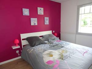 安德诺莱斯贝恩Villa du Cabestan的一间卧室设有紫色墙壁和一张床