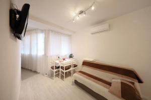 扎达尔Apartment Luci的一间设有床铺和桌子的房间