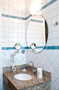 博西坎加阿缇娜普拉亚酒店的一间带水槽和镜子的浴室
