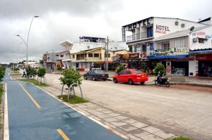 洛佩斯港Hotel Bahía Cadi的一条城市街道,汽车沿着街道行驶