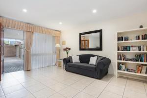 Adelaide Style Accommodation-Close to City-North Adelaide-3 Bdrm-free Parking的休息区