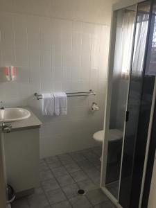 班达伯格班德堡西班牙汽车旅馆的带淋浴、盥洗盆和卫生间的浴室