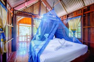 考索考索棕榈景观度假酒店的蓝色蚊帐的房间里一张床位