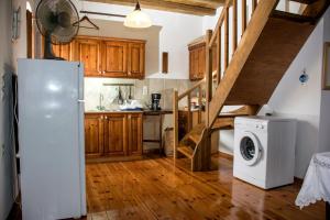MatsoukátaNostos Residence - Apartment Mare的厨房配有冰箱、洗衣机和烘干机