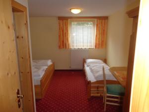 弗拉绍假日公寓 的小房间设有两张床和窗户