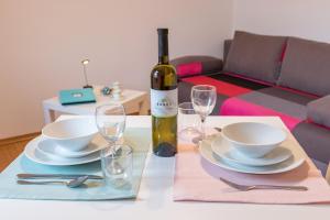 普拉Fiorelin的一张桌子,上面放着一瓶葡萄酒、盘子和眼镜