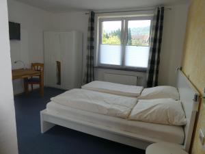汉恩明登凯伦伯格酒店的一间卧室设有两张床和窗户。