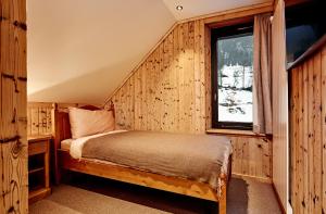 GsteigHotel Sanetsch的一间卧室设有一张床和一个窗口