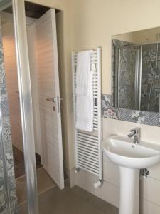 瓦拉洛Delzanno的一间带水槽和镜子的浴室