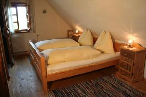 加姆利茨Weingut-Gästezimmer Pongratz的一张床上有两个枕头的房间