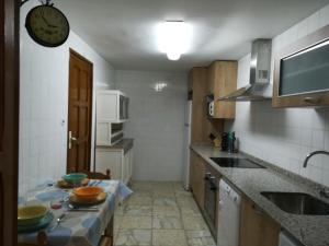 拉瓜迪亚Alojamiento Santa Engracia Laguardia的一个带水槽和台面的小厨房