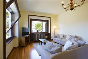 斯特雷萨Casa Vista Isole Borromee的客厅配有2张白色沙发和窗户