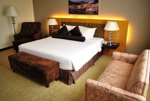 宿务伊丽莎白酒店 的酒店客房设有一张大床和一张沙发。