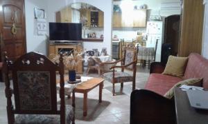 MitrópolisPhaistos Country House的客厅配有沙发、椅子和桌子