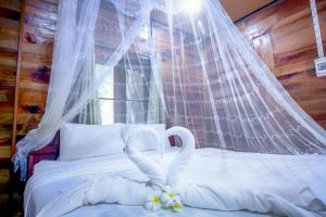 考索考索棕榈景观度假酒店的一间卧室配有一张带蚊帐的床