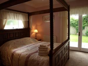 The Barn and Pinn Cottage客房内的一张或多张床位