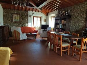佩萨河谷塔瓦内莱Sweet in Chianti的客厅配有桌子和沙发