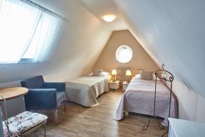 塔博尔科斯尼奇旅馆的阁楼间 - 带两张床和窗户