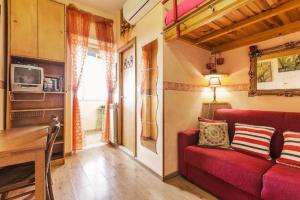 罗马Casa Bella的客厅配有红色的沙发和桌子