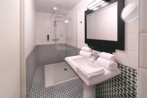 Best Western Hôtel Journel Saint-Laurent-du-Var的一间浴室