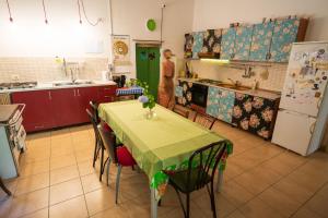 斯库台Mi Casa es Tu Casa - Shkodra Backpackers Hostel的厨房配有桌椅和冰箱。