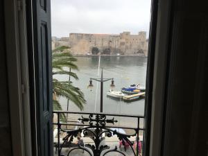 科利尤尔Résidence Collioure Plage的水体的窗户,里面装有船