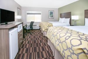 普莱诺普莱托贝蒙特旅馆套房酒店的酒店客房设有两张床和一台平面电视。